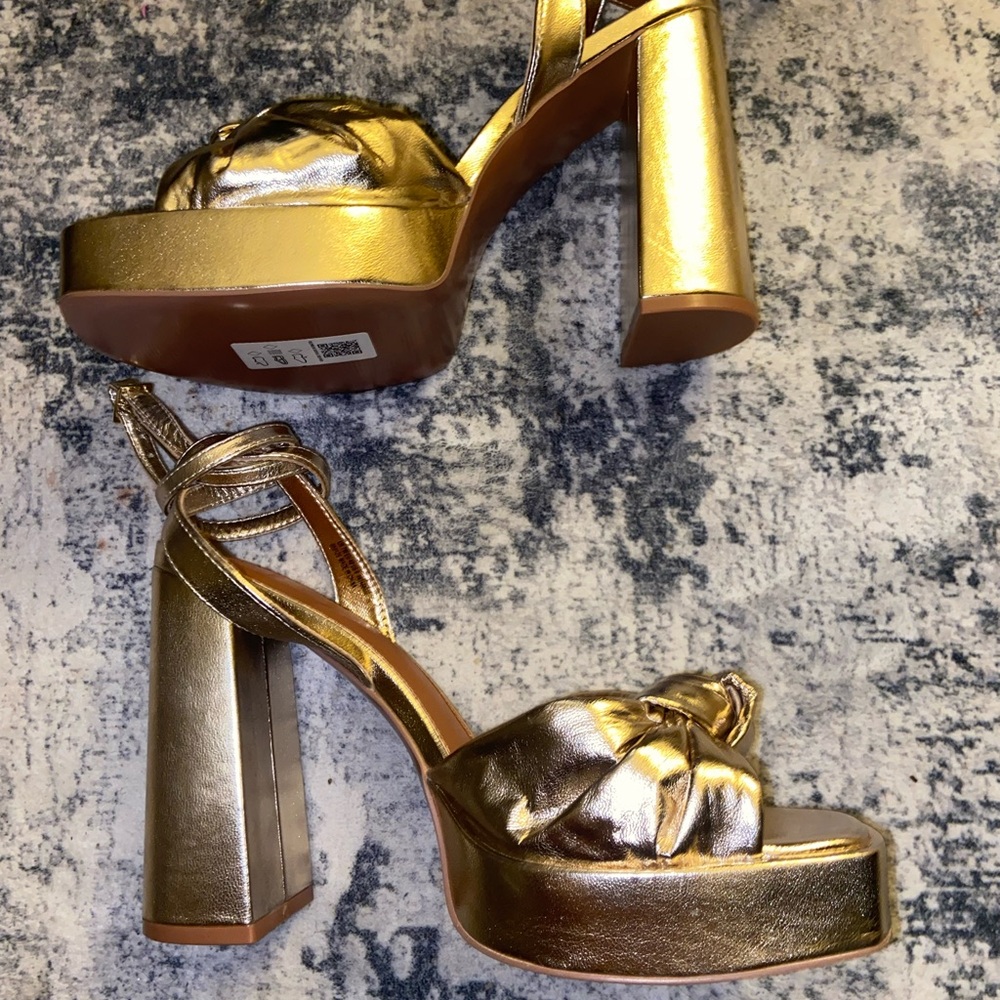 ASOS DESIGN Wide Fit Nikita knotted platform heeled sandals in gold- Size 9 - Picture 8 of 13